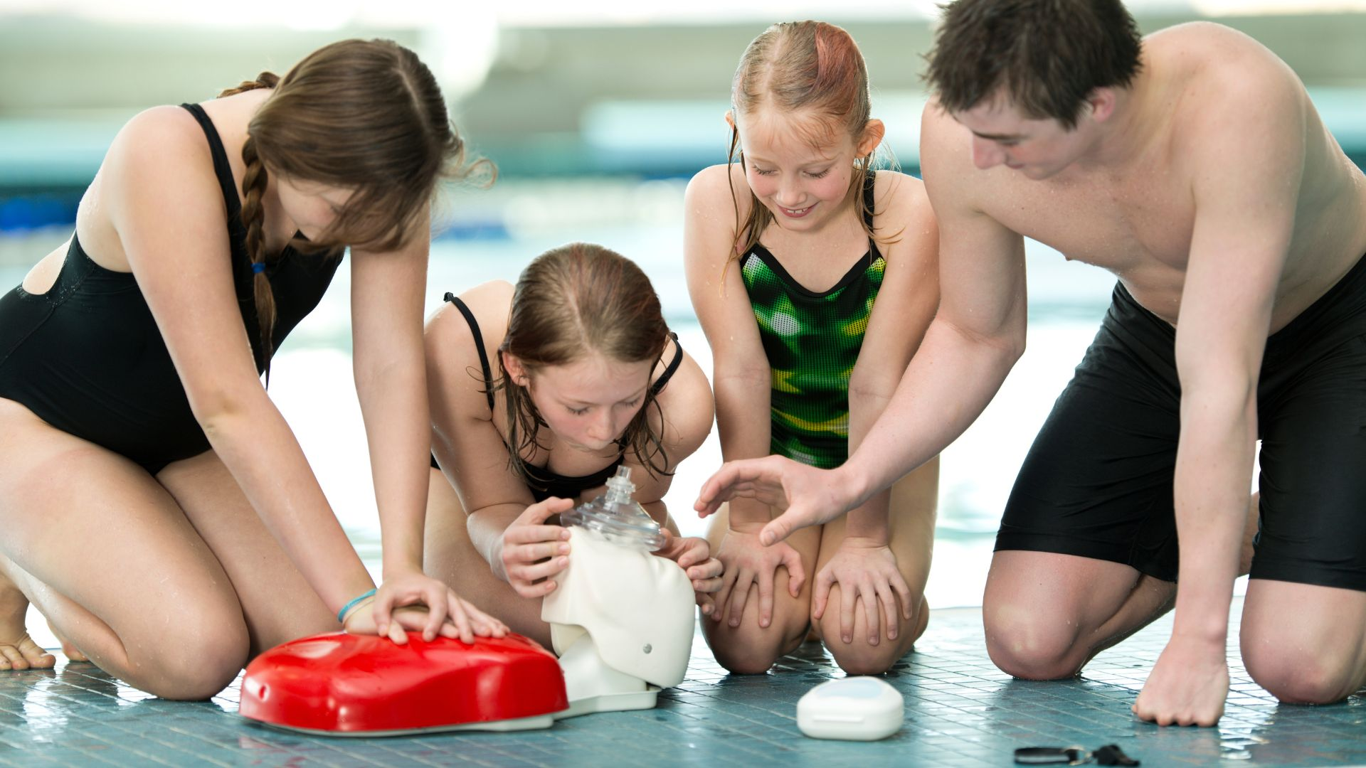 Jóvenes deportistas practicando reanimación y ventilación en un entorno acuático